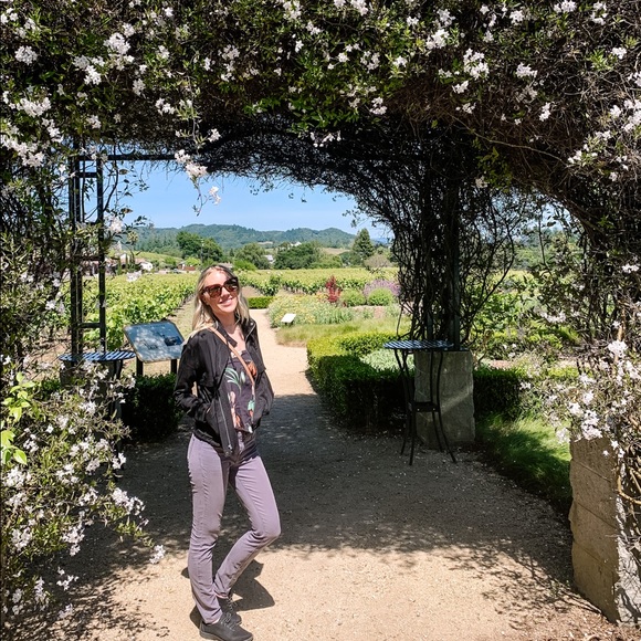 Meet your Posher, Lauren - Picture 2 of 3